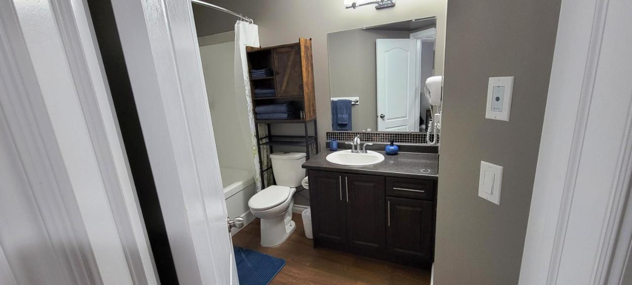 Blue Wave 2 Bedroom Suite サスカトゥーン エクステリア 写真