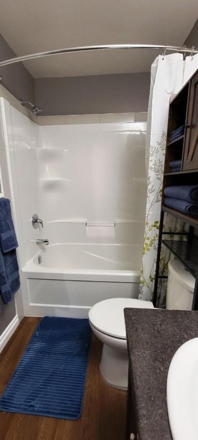 Blue Wave 2 Bedroom Suite サスカトゥーン エクステリア 写真