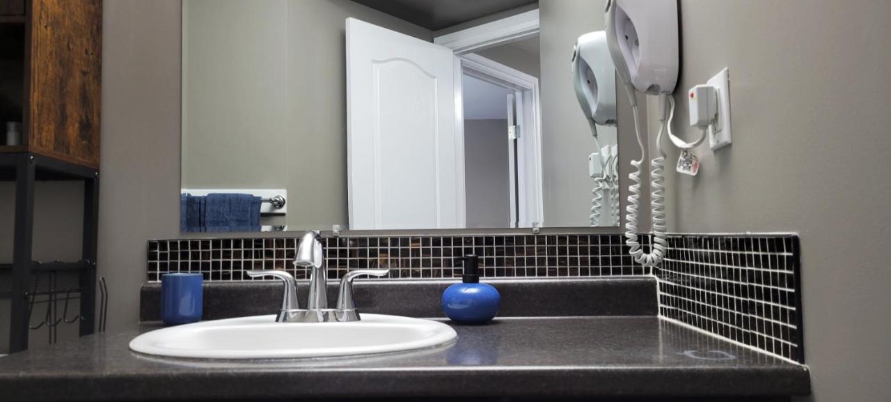 Blue Wave 2 Bedroom Suite サスカトゥーン エクステリア 写真