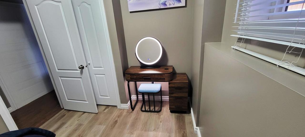 Blue Wave 2 Bedroom Suite サスカトゥーン エクステリア 写真