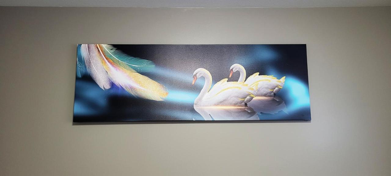 Blue Wave 2 Bedroom Suite サスカトゥーン エクステリア 写真
